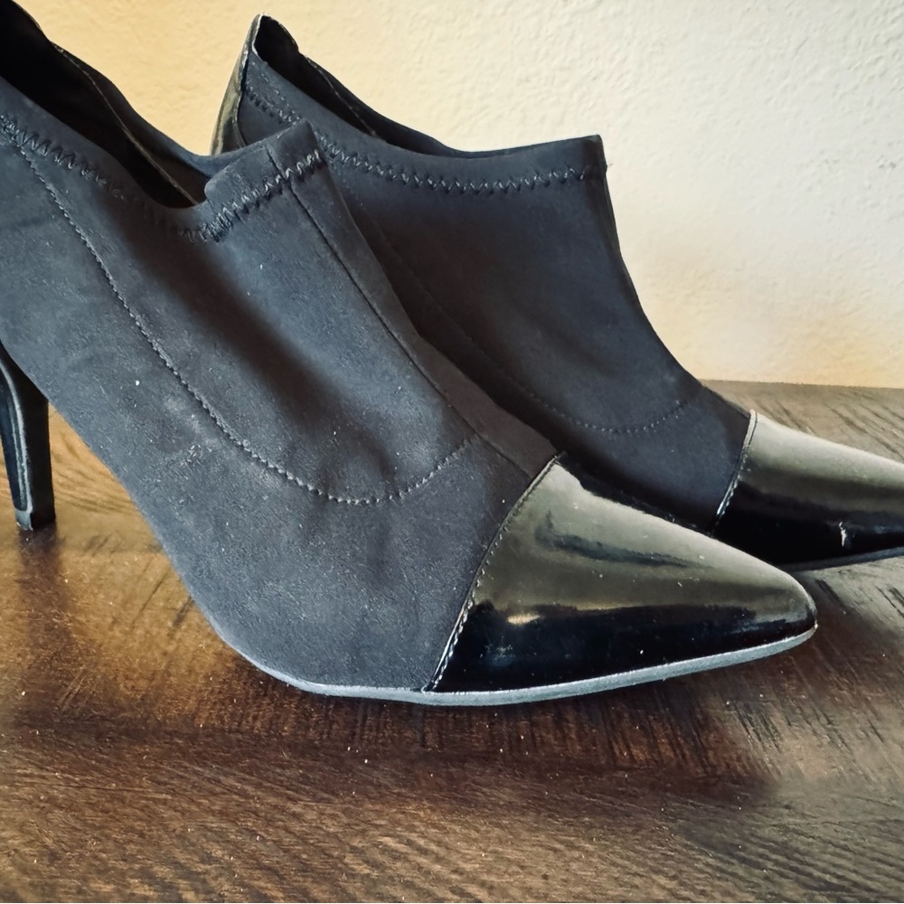 Dana Buchman Elegant Black Fabric‎ and Leather Women's Heel Ankle Booties Size 8